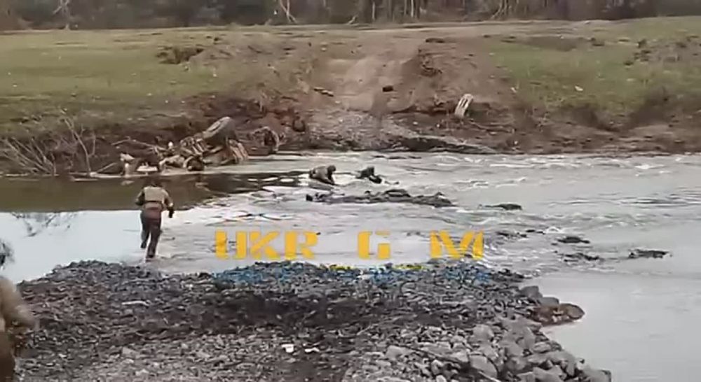 Военнослужащие ВСУ попали под обстрел при попытке перейти реку вброд