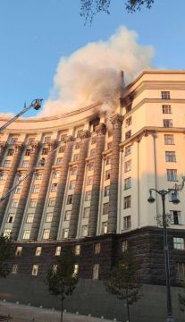 Бандеровцам в Киеве прилетело по правительственному зданию, удар пришелся на верхний этаж, который использует премьер-министр