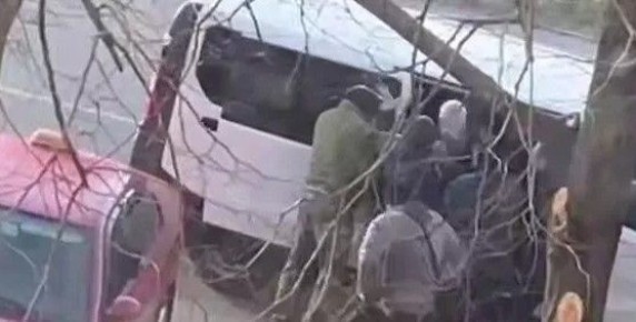 В Кривом Роге сотрудники ТЦК забрали таксиста из его машины